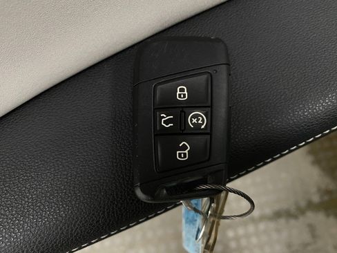 Used 2025 Volkswagen Taos SE AWD/4WD image 29