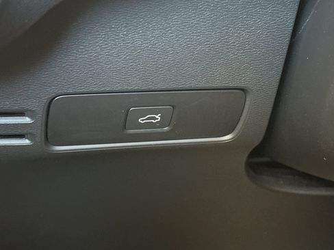 Certified 2025 Volvo XC40 B5 Plus AWD/4WD image 32