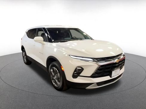 Used 2025 Chevrolet Blazer LT image 3