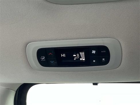 Used 2023 Chrysler Pacifica Touring-L image 19