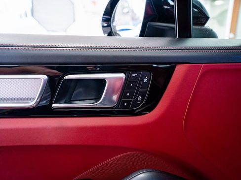 Used 2022 Porsche Cayenne Platinum Edition image 31