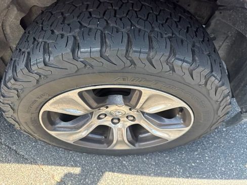 Used 2019 RAM 1500 Laramie AWD/4WD image 13