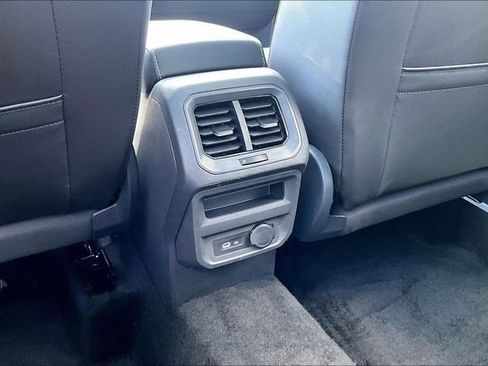 Used 2024 Volkswagen Tiguan SE w/ Panoramic Sunroof Package AWD/4WD image 10