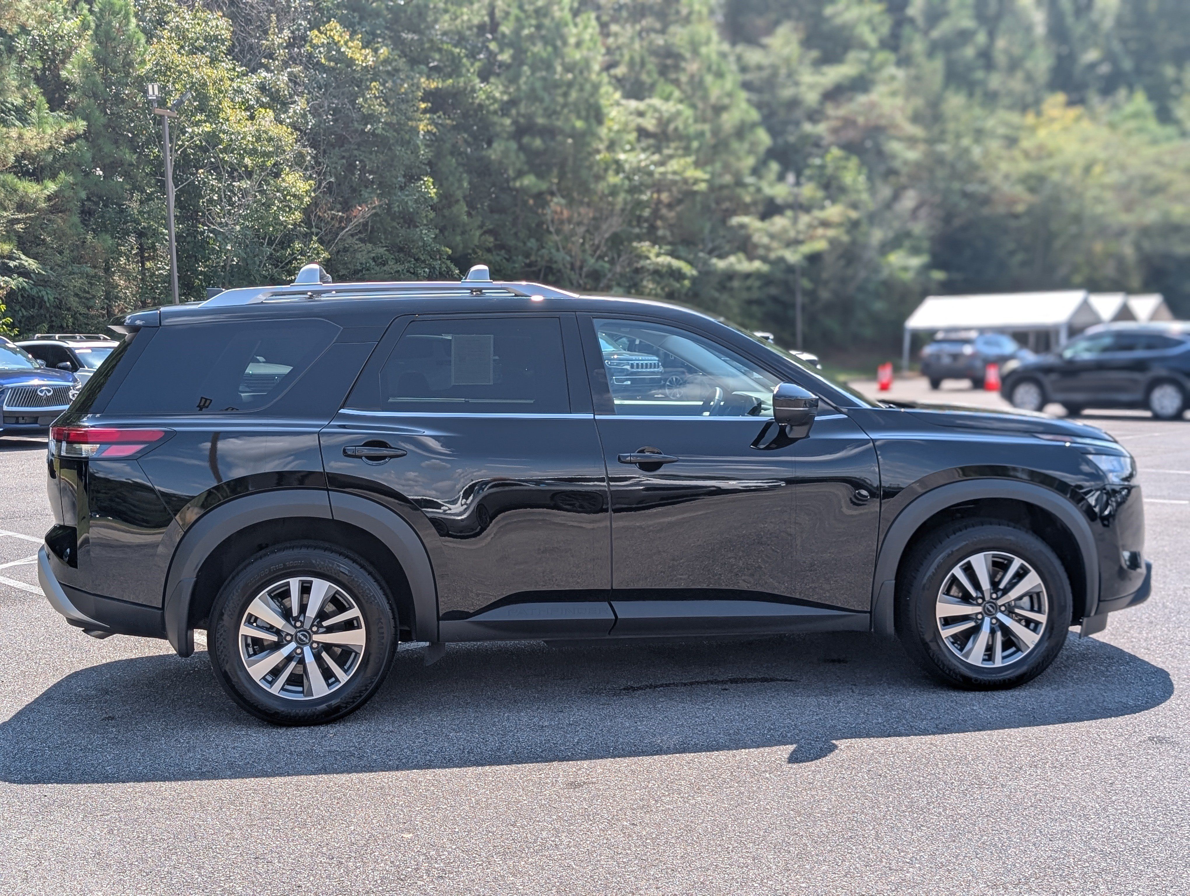 Used 2025 Nissan Pathfinder SL FWD image 10
