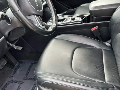Used 2024 Kia Sportage EX FWD image 5