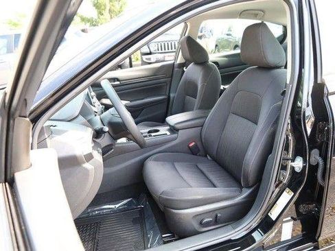 Used 2025 Nissan Altima 2.5 SV FWD image 8
