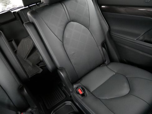 Certified 2026 Toyota Highlander Platinum image 14