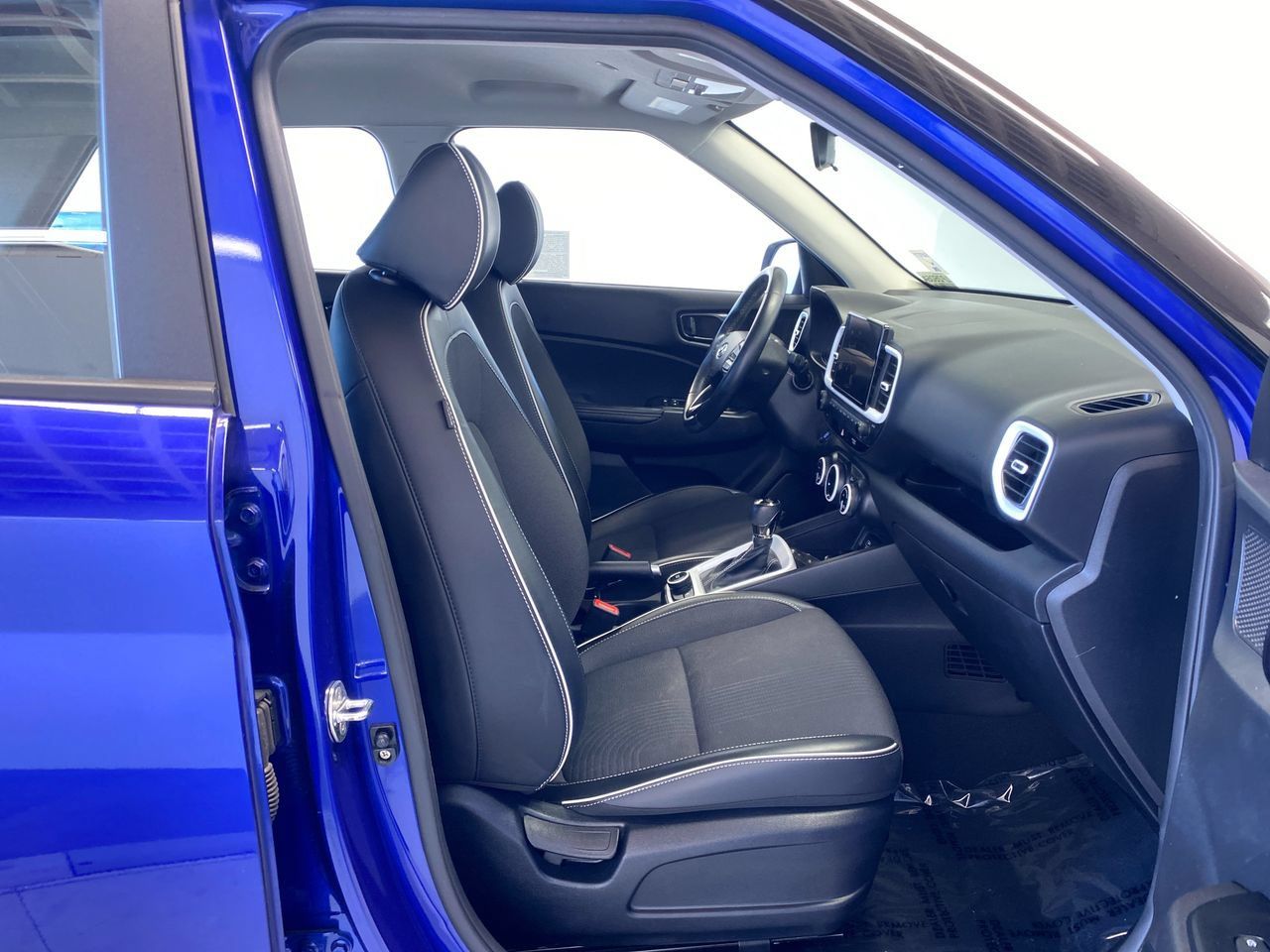 Used 2023 Hyundai Venue Limited FWD image 28