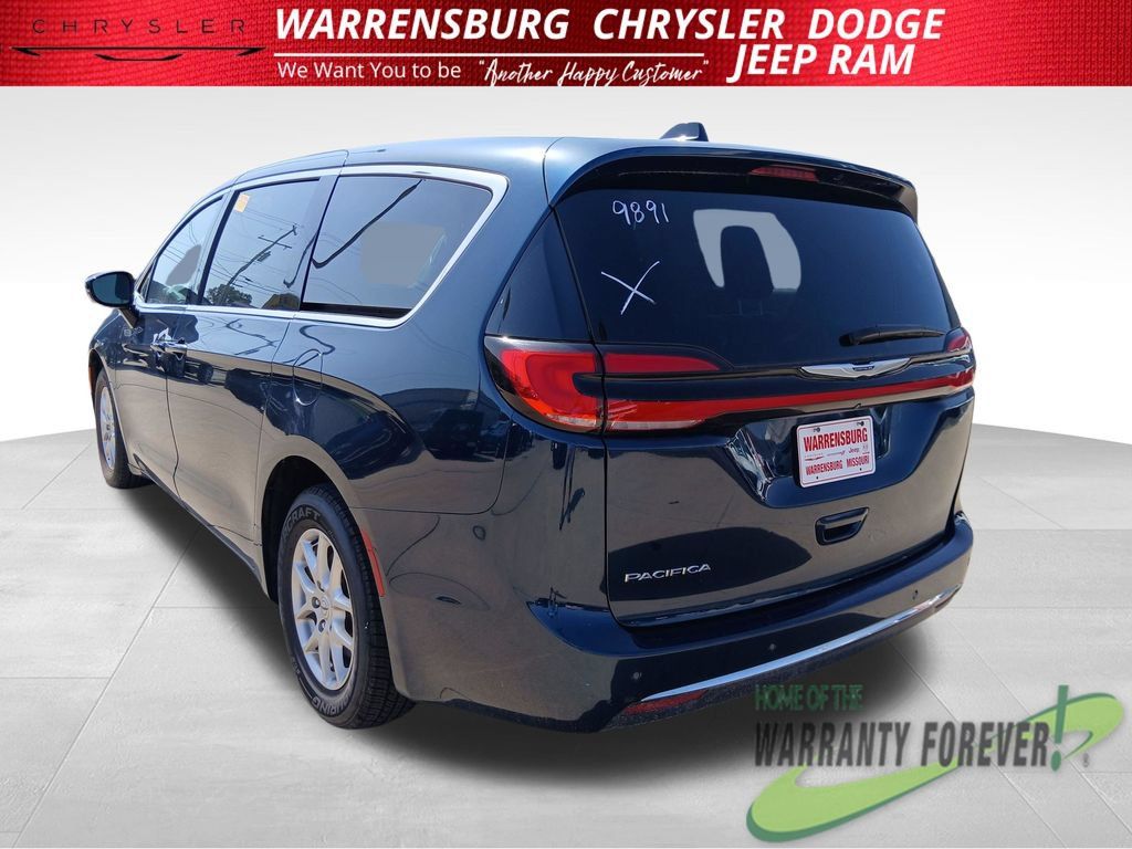Used 2024 Chrysler Pacifica Touring-L FWD image 6