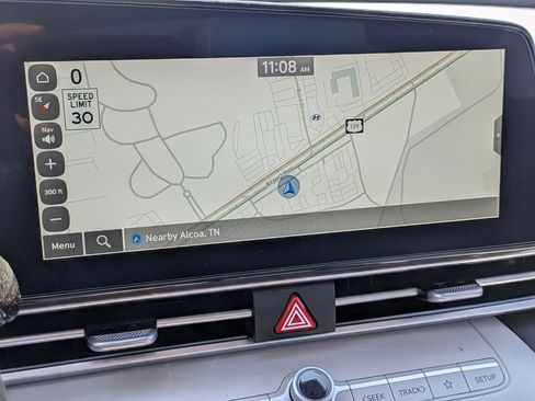 Used 2025 Hyundai Elantra Limited FWD image 17
