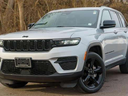 Used 2022 Jeep Grand Cherokee Altitude image 1