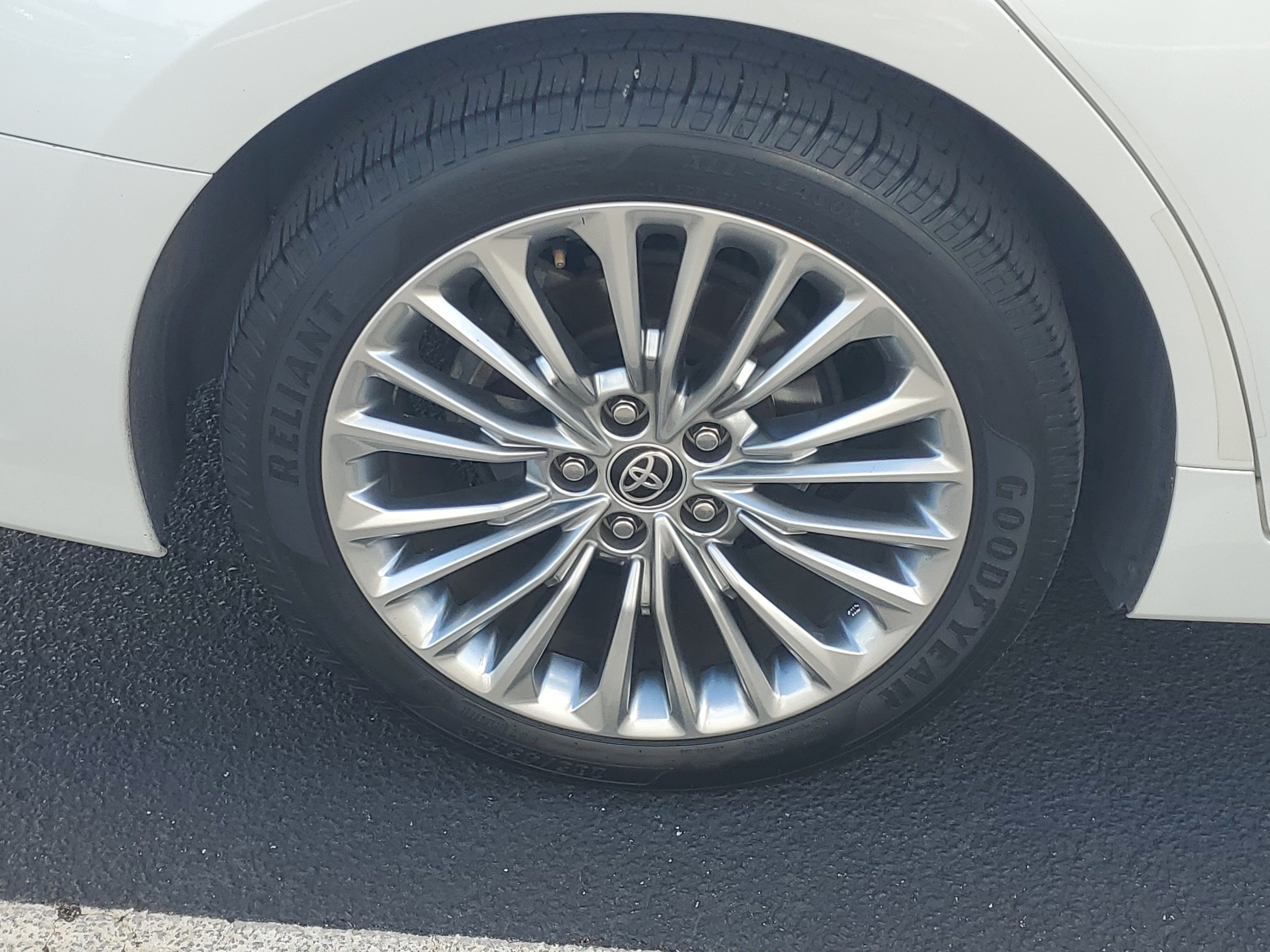 Used 2021 Toyota Avalon Limited w/ Advanced Safety Package FWD image 4