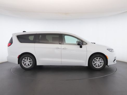 New 2026 Chrysler Pacifica Select image 31