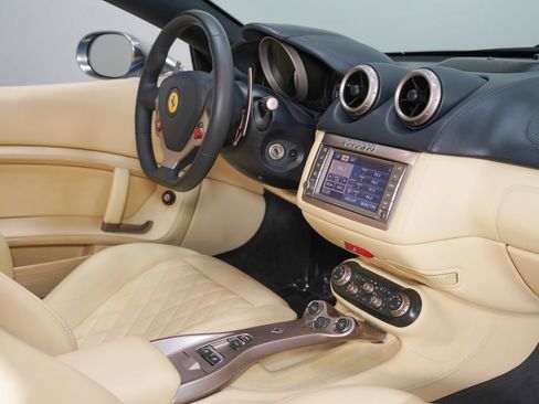 Used 2012 Ferrari California RWD image 31