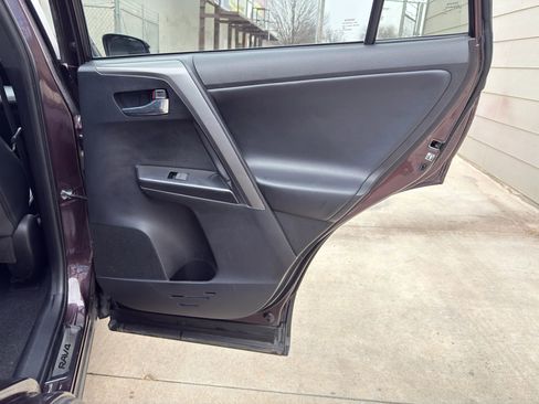 Used 2018 Toyota RAV4 SE image 27