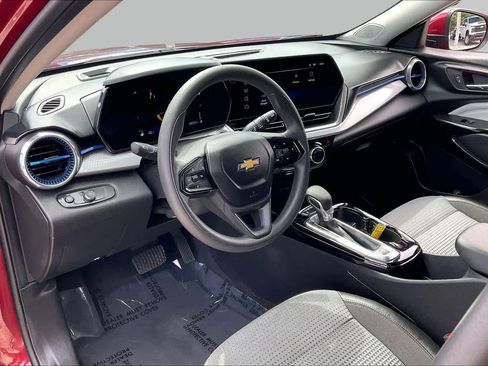 Used 2024 Chevrolet Trax LT FWD image 17