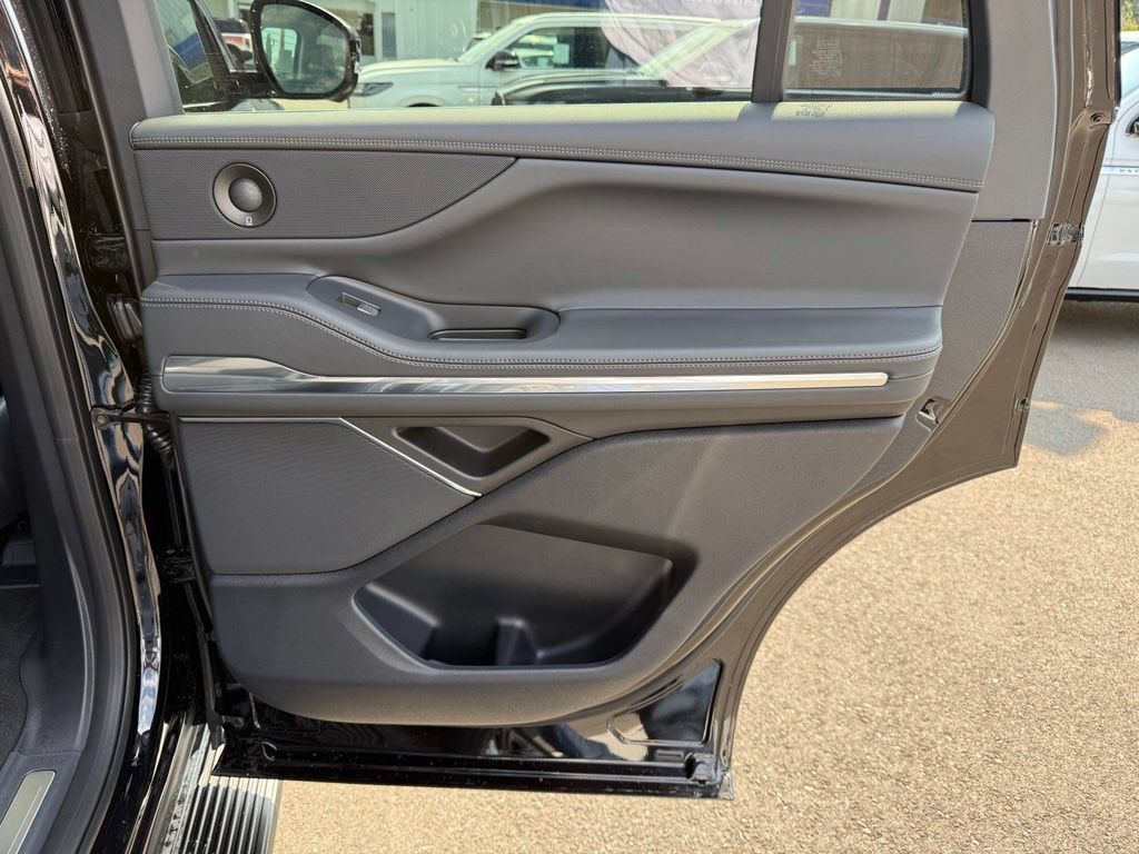 New 2027 Lincoln Navigator Premiere AWD/4WD image 29