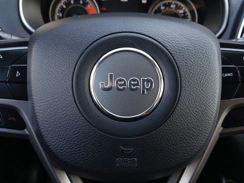 Used 2019 Jeep Cherokee Limited AWD/4WD image 5