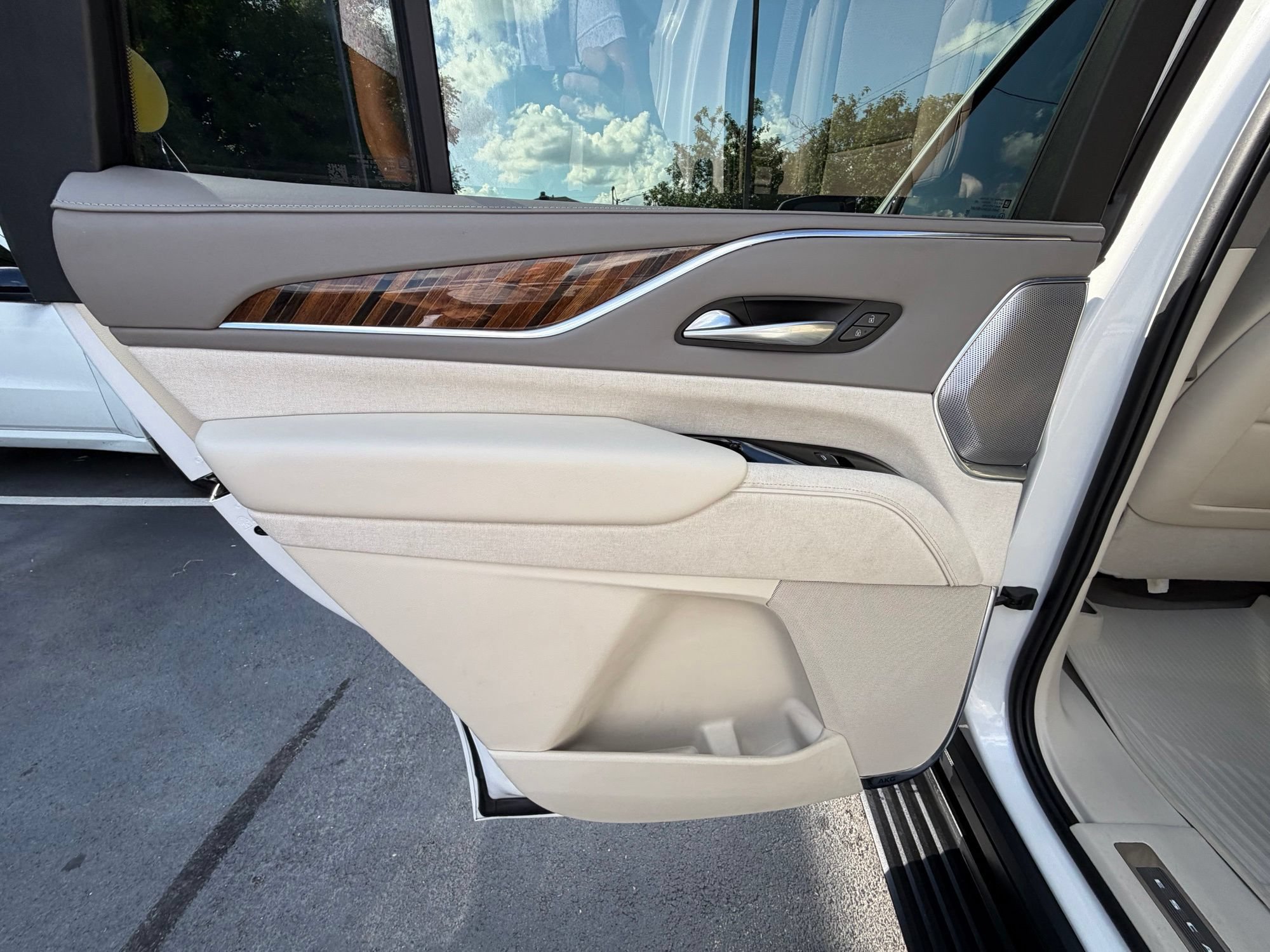Used 2023 Cadillac Escalade Premium Luxury Platinum AWD/4WD image 16