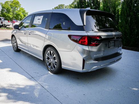 New 2026 Honda Odyssey Touring image 8