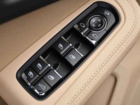 Used 2025 Porsche Macan image 37