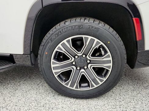 Used 2023 Jeep Wagoneer 4WD w/ Premium Group I image 9