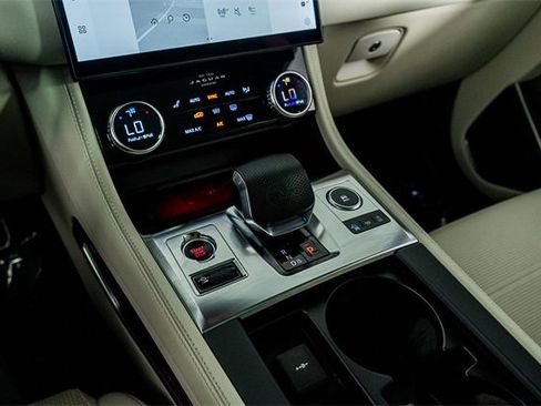 Used 2022 Jaguar F-PACE SVR image 44