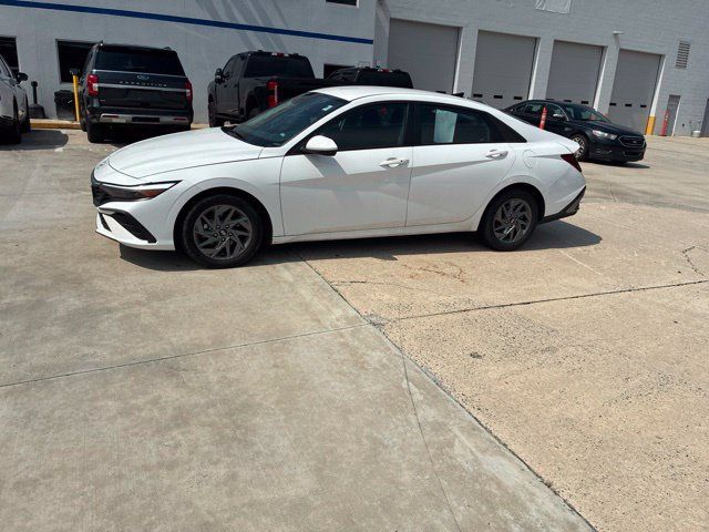 Used 2024 Hyundai Elantra SEL FWD image 13