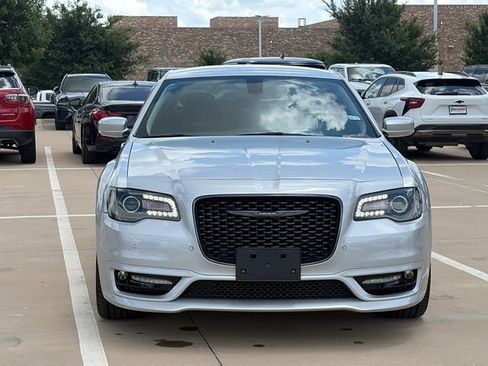 Used 2022 Chrysler 300 Touring L RWD image 2