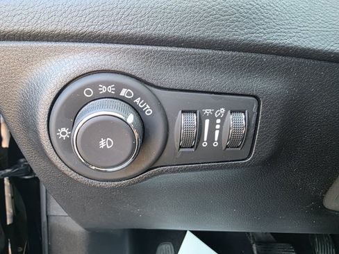 Used 2019 Jeep Compass Latitude w/ Popular Equipment Group AWD/4WD image 12