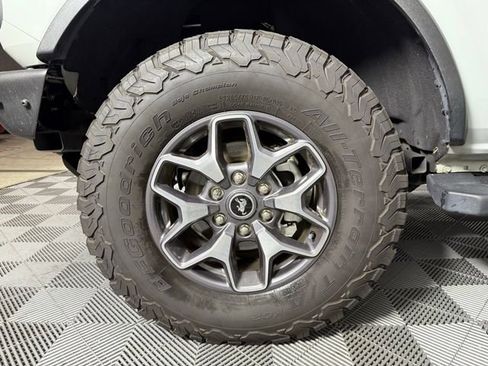 Used 2023 Ford Bronco Badlands image 11