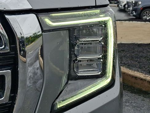 Used 2023 GMC Yukon XL SLT w/ SLT Luxury Package AWD/4WD image 9