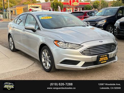 Used 2017 Ford Fusion SE w/ Fusion SE Technology Package image 1