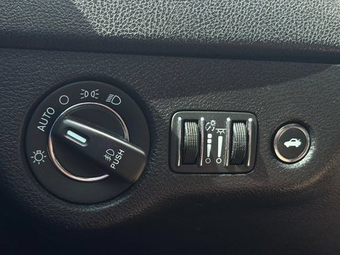 Used 2019 Chrysler 300 Limited AWD/4WD image 21