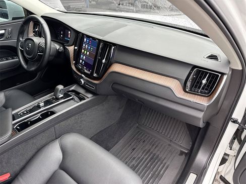 Used 2022 Volvo XC60 B5 Momentum image 34
