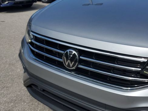 Certified 2023 Volkswagen Tiguan SE w/ Panoramic Sunroof Package AWD/4WD image 11