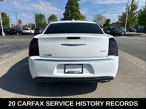 Used 2018 Chrysler 300 Touring w/ Chrome Appearance Package RWD image 8