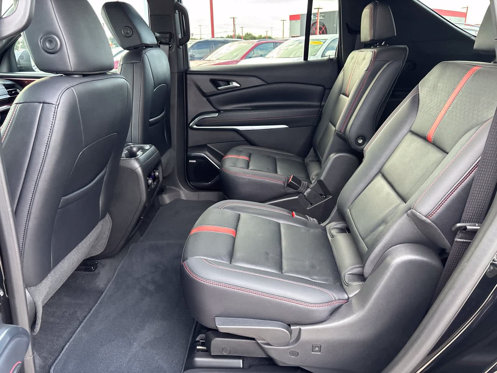 Used 2025 Chevrolet Traverse RS FWD image 19