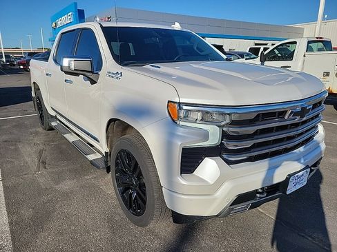 Used 2022 Chevrolet Silverado 1500 High Country w/ Technology Package image 2