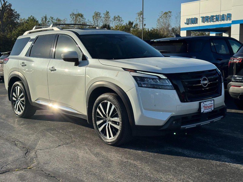 Used 2024 Nissan Pathfinder Platinum w/ Black Appearance Package FWD image 2