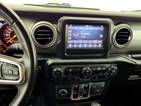 Used 2019 Jeep Wrangler Unlimited Sahara AWD/4WD image 18