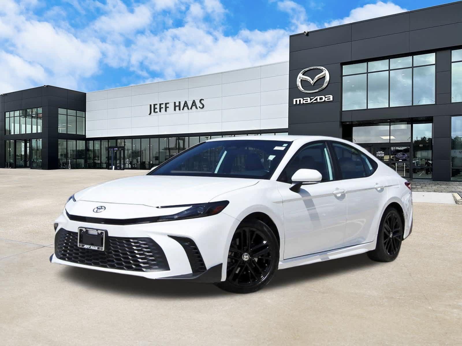 Used 2025 Toyota Camry SE FWD image 1
