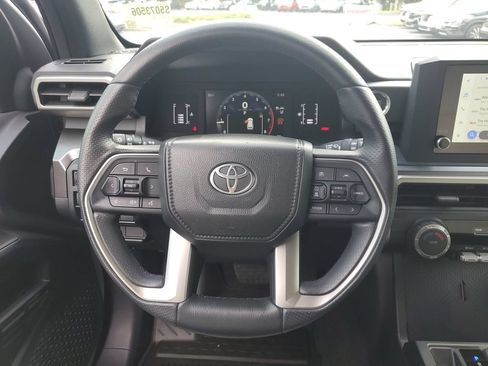 Used 2025 Toyota 4Runner SR5 AWD/4WD image 25