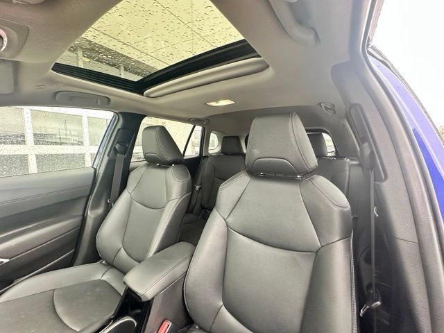 Used 2025 Toyota Corolla Cross XLE w/ Convenience Package AWD/4WD image 9