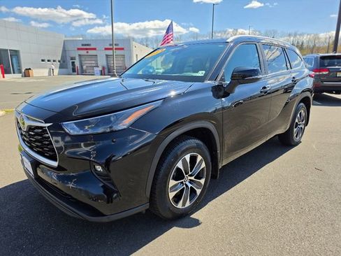 Used 2023 Toyota Highlander XLE AWD/4WD image 3