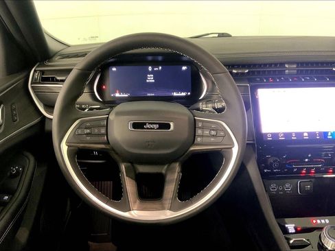 Used 2025 Jeep Grand Cherokee Limited AWD/4WD image 5