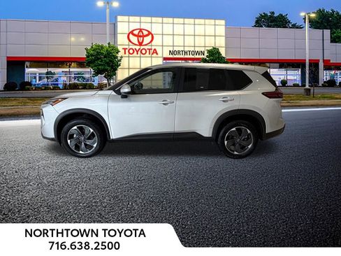 Used 2025 Nissan Rogue SV image 2