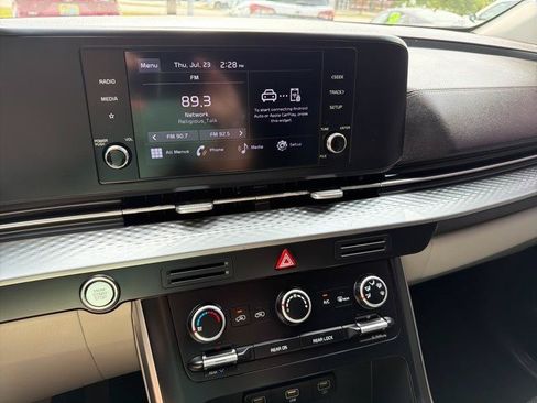Used 2024 Kia Carnival LX FWD image 17