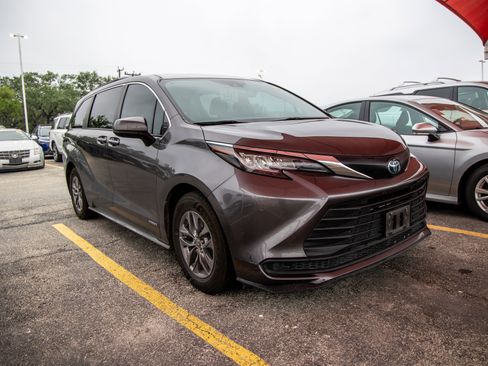 Used 2021 Toyota Sienna LE FWD image 6
