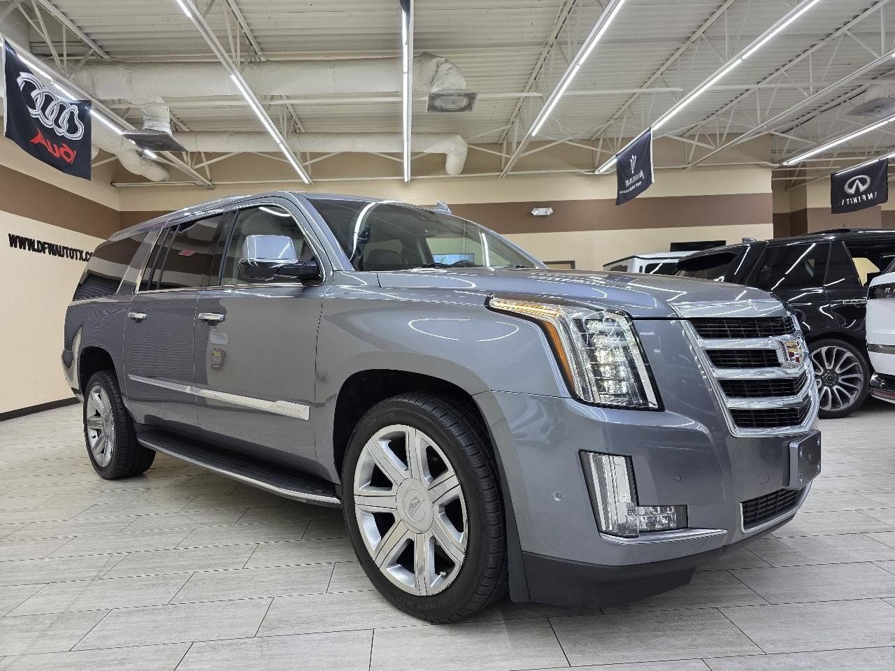 Used 2018 Cadillac Escalade ESV Luxury RWD image 4